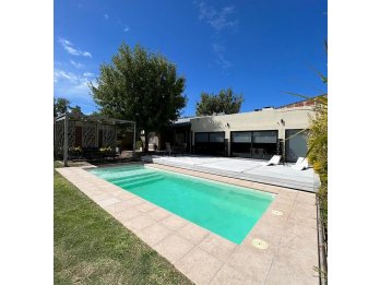 Espectacular Casa con piscina y gran fondo verde