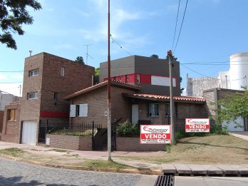 VENDO CASA 4 DOR, 3 BAÑOS 2 COCHERAS. ZONA CAE. U$S 99.000.-