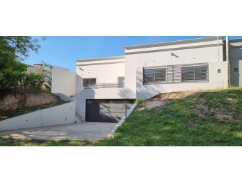 SE ENEDE CASA DE 3 DOMITORIOS ZONA ECHEVERRIA Y LOPEZ JORDAN